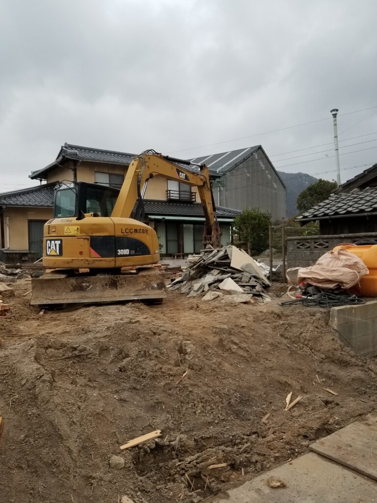 島根県出雲市　解体工事　重機による住居の解体