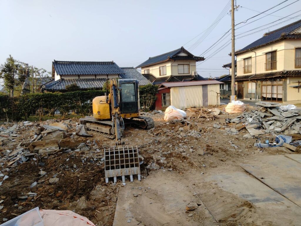 島根県出雲市　
解体工事　施工事例
K様邸　基礎撤去中写真