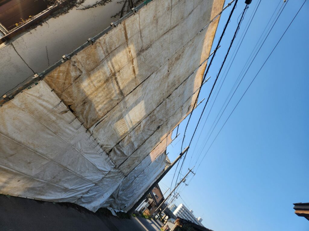 島根県松江市にて行った解体工事の施工事例。
解体工事中のご紹介。
足場・養生シートの設置