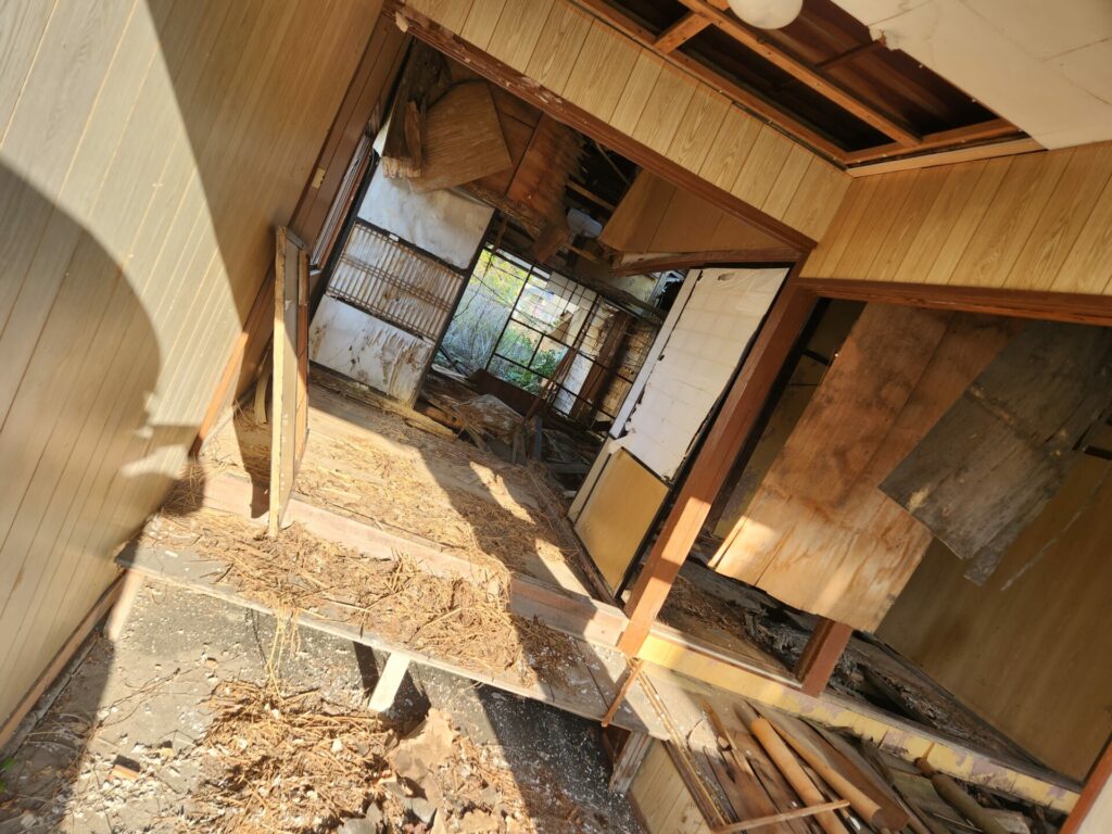 島根県松江市にて行った解体工事の施工事例。
建物内部解体の写真。