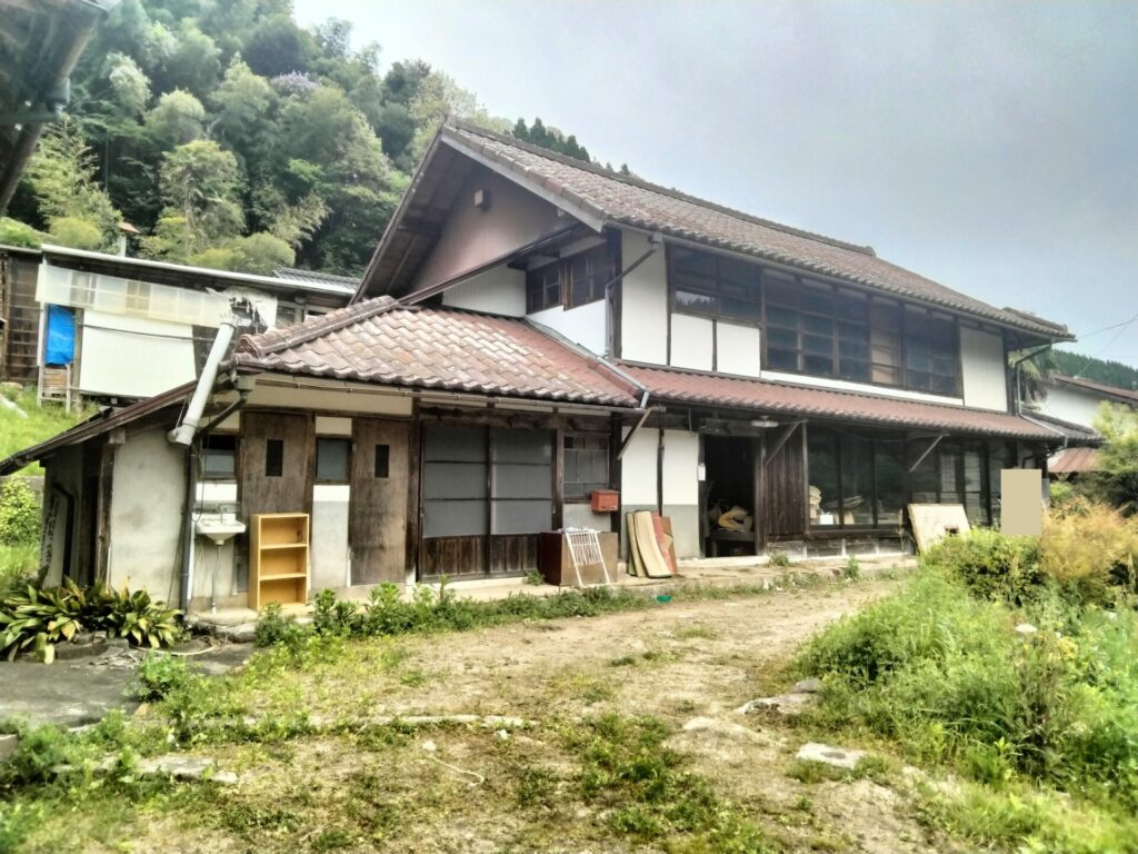 LCC株式会社-島根県雲南市にて行いました解体工事の施工紹介です。 解体工事前の写真です。