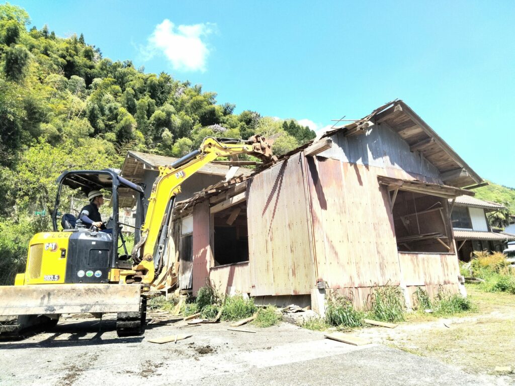 LCC株式会社-島根県雲南市にて行った解体工事の施工をご紹介致します。 離れ・倉庫の解体工事です。 重機を使用しての解体工事になります。
