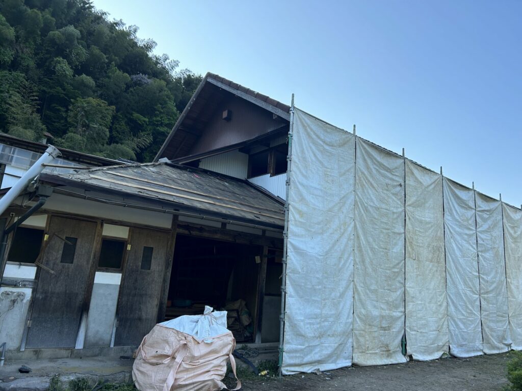 LCC株式会社-島根県雲南市にて行った解体工事の施工事例になります。 母屋の足場・養生シートの設置を行いました。