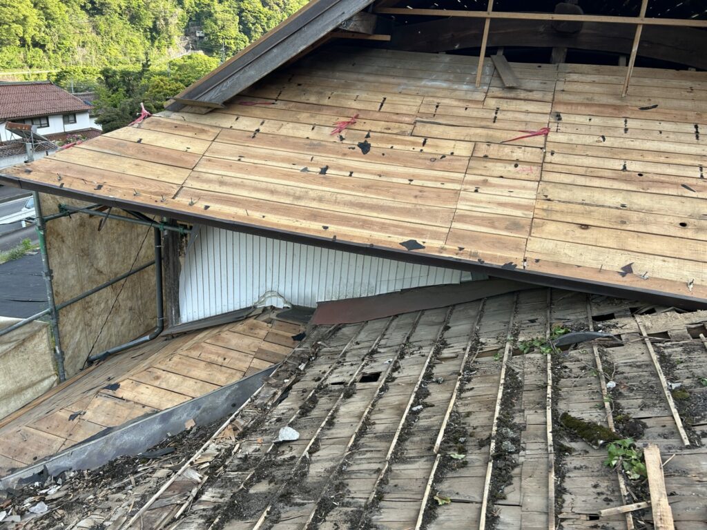 LCC株式会社-島根県雲南市にて行いました解体工事の施工事例です。 母屋の屋根瓦の撤去を行いました。