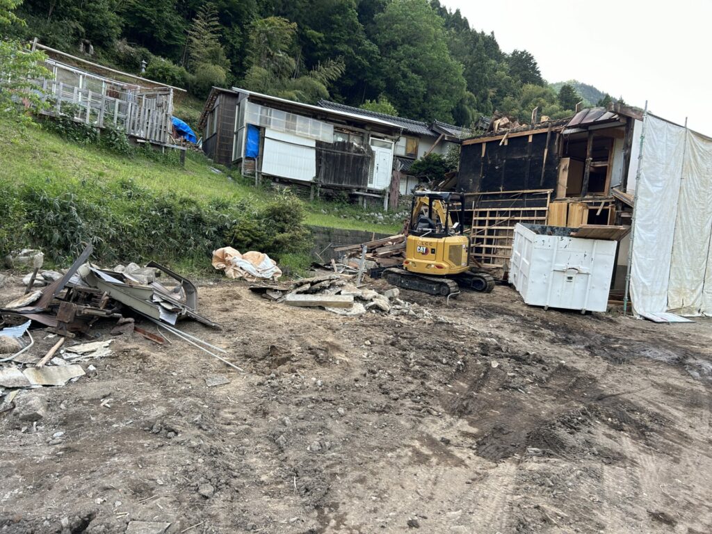 島根県雲南市にて行いました解体工事の施工事例になります。 解体工事中の写真です。 重機を使用しての解体工事です。