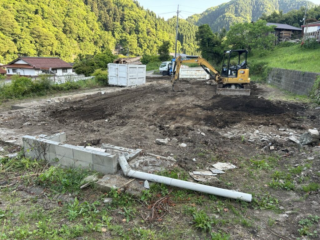 島根県雲南市にて行いました解体工事の施工事例です。
解体工事中のご紹介です。
基礎撤去・整地を行っている写真です。