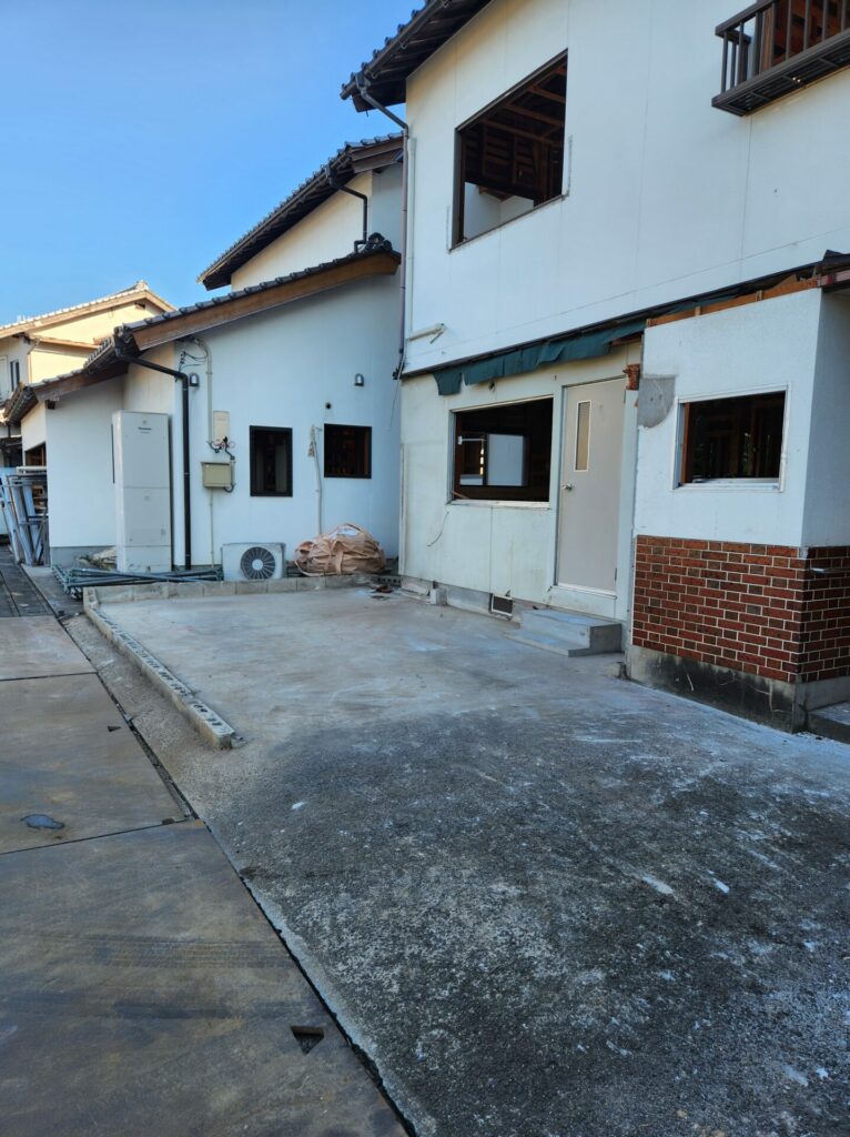 LCC株式会社-島根県出雲市解体工事施工事例
車庫解体作業の写真