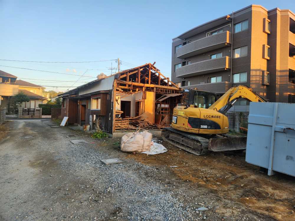 LCC株式会社-解体工事施工事例
島根県松江市にて
重機による解体工事