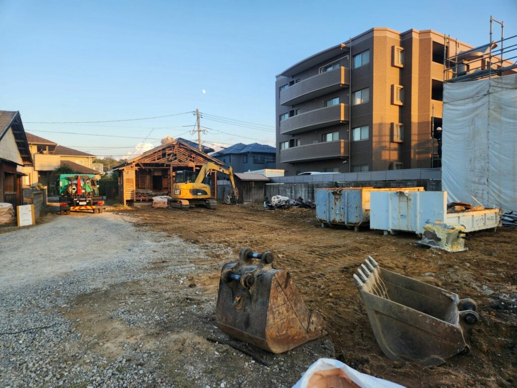 LCC株式会社-解体工事施工事例
島根県松江市にて
重機による解体工事